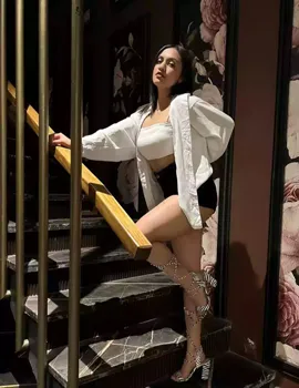 Sexy call girl in delhi posing confidently